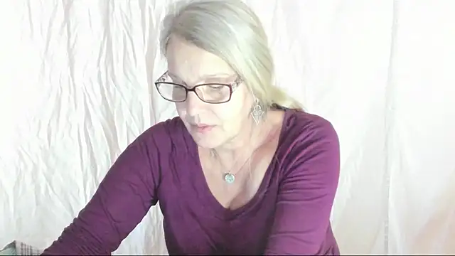 irinamaux online show from March 9, 2025, 11:03 am