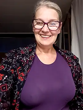 irinamaux online show from October 3, 2025, 3:30 am