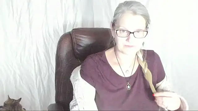 irinamaux online show from February 28, 2025, 11:14 am