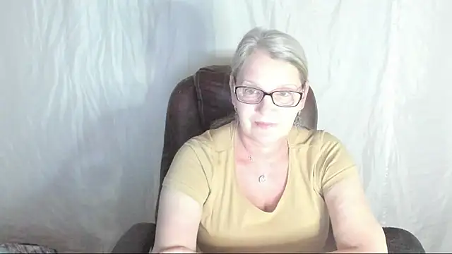 irinamaux online show from March 5, 2025, 3:29 pm