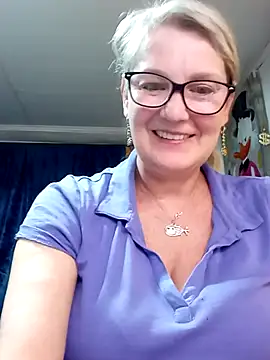 irinamaux online show from April 16, 2026, 5:14 pm