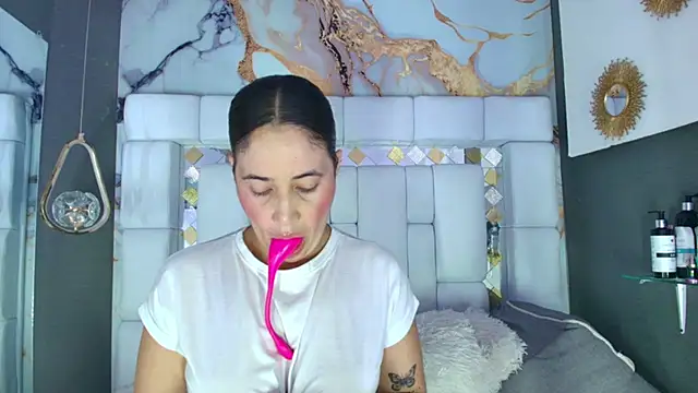 Snapshot of emily_madrid chatting on October 8, 2025, 6:59 am emily madrid online show from October 8, 2025, 6:59 am