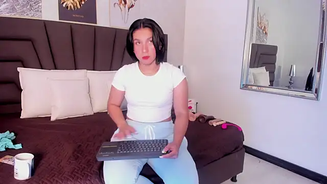 Sofi Perez  online show from February 25, 2025, 11:43 am