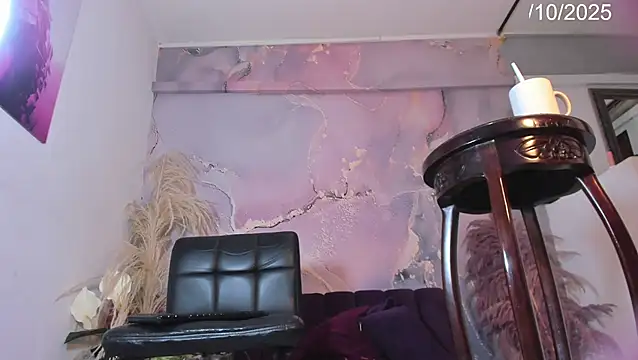 Snapshot of VALERIAQUEENTS chatting on October 18, 2025, 1:24 pm VALERIAQUEENTS online show from October 18, 2025, 1:24 pm