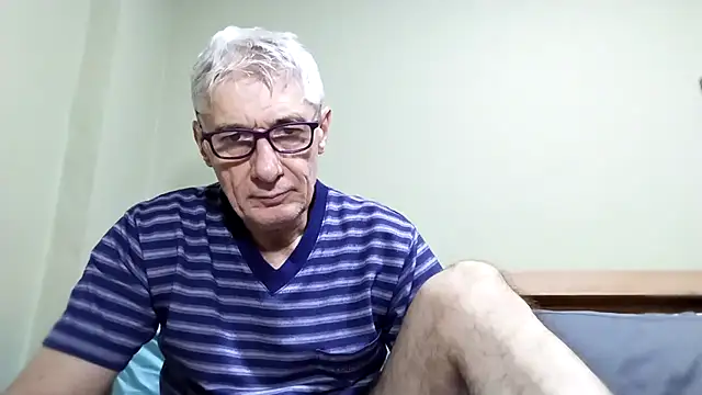 Snapshot of BIGUNCUTHARDCOCK chatting on October 17, 2025, 11:39 pm BIGUNCUTHARDCOCK online show from October 17, 2025, 11:39 pm