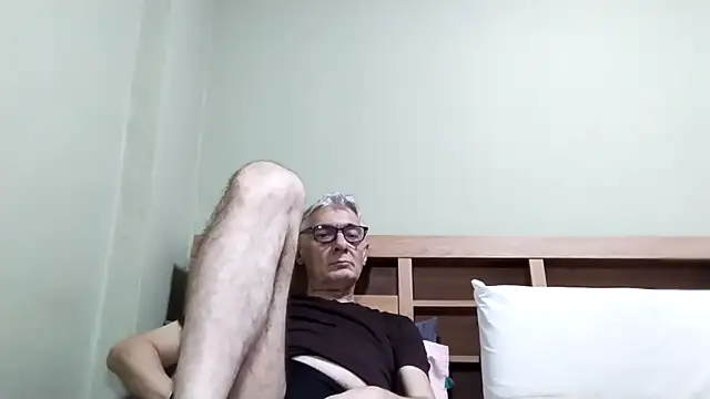 Snapshot of BIGUNCUTHARDCOCK chatting on October 4, 2025, 3:13 pm BIGUNCUTHARDCOCK online show from October 4, 2025, 3:13 pm