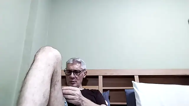 Snapshot of BIGUNCUTHARDCOCK chatting on October 3, 2025, 2:40 pm BIGUNCUTHARDCOCK online show from October 3, 2025, 2:40 pm