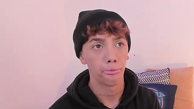 Snapshot of Tomy_Rox chatting on September 29, 2025, 8:36 pm Tomy Rox online show from September 29, 2025, 8:36 pm