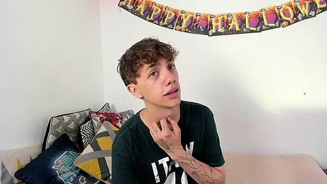 Snapshot of Tomy_Rox chatting on October 6, 2025, 8:42 pm Tomy Rox online show from October 6, 2025, 8:42 pm