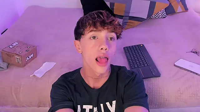 Snapshot of Tomy_Rox chatting on September 30, 2025, 8:48 pm Tomy Rox online show from September 30, 2025, 8:48 pm