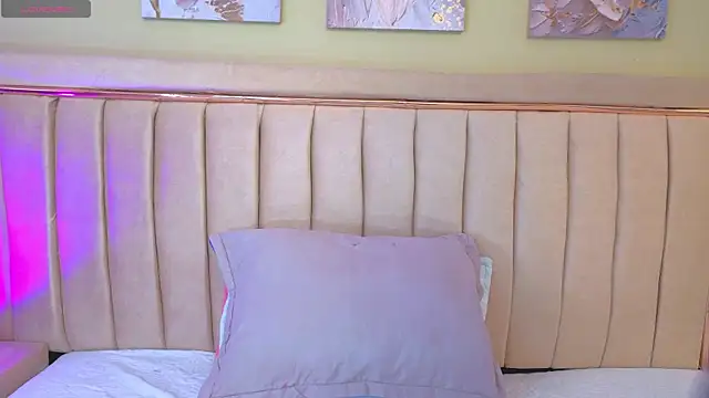 Snapshot of sophiia_grey_1 chatting on October 3, 2025, 8:43 pm sophiia grey 1 online show from October 3, 2025, 8:43 pm