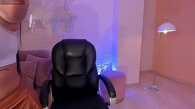 sarawinstone online show from February 17, 2025, 1:33 pm