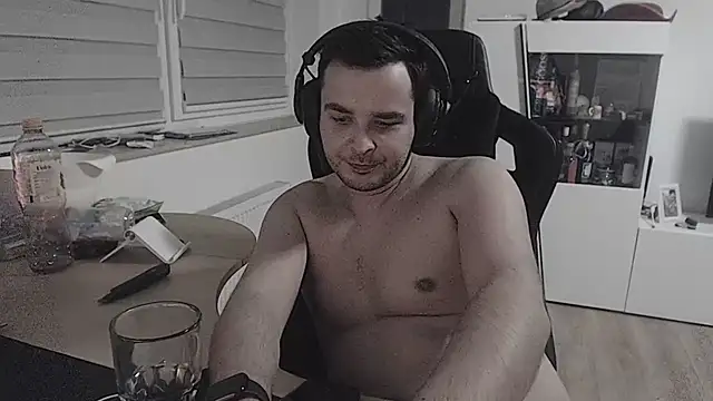 SharkLuigi online show from September 29, 2025, 10:48 pm