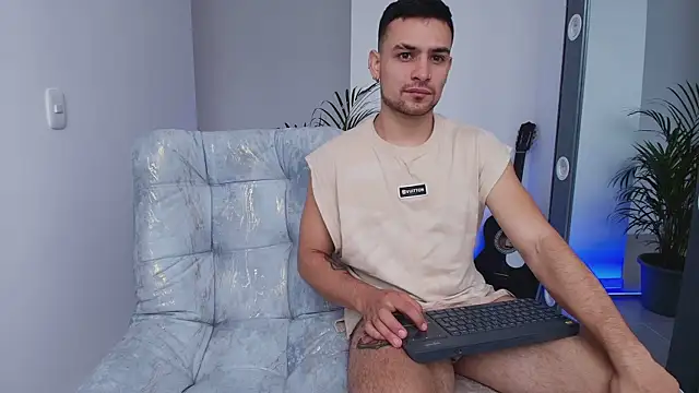 Snapshot of Aron-santoro chatting on October 29, 2025, 2:49 pm Aron-santoro online show from October 29, 2025, 2:49 pm