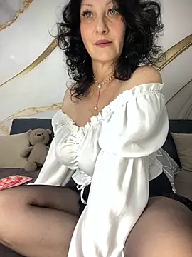 Snapshot of Katie-n chatting on October 21, 2025, 6:35 am Katie-n online show from October 21, 2025, 6:35 am