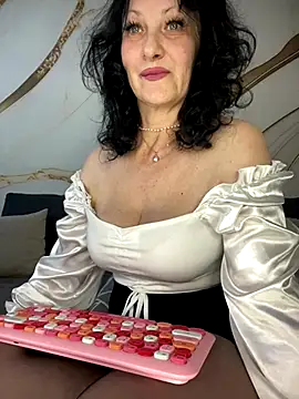 Snapshot of Katie-n chatting on September 29, 2025, 6:09 am Katie-n online show from September 29, 2025, 6:09 am