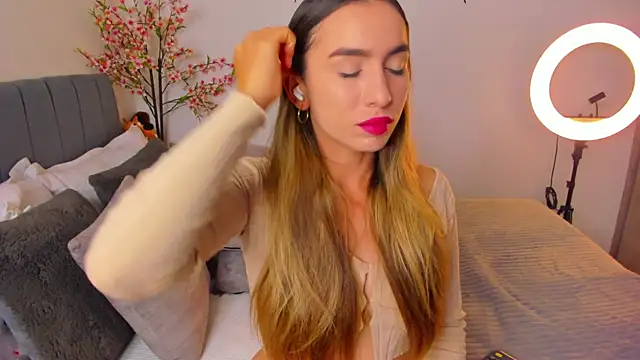 Snapshot of im_sarah34 chatting on February 21, 2025, 11:43 pm im sarah34 online show from February 21, 2025, 11:43 pm