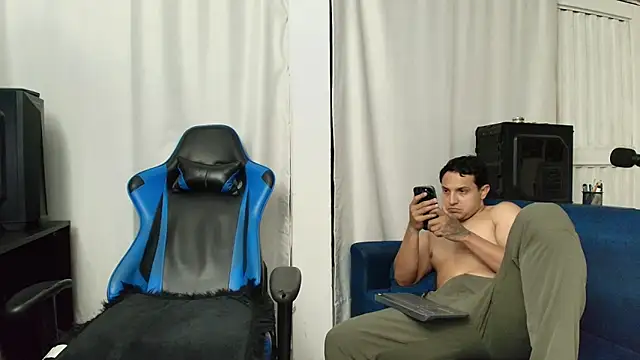 Snapshot of hott_dicks chatting on July 2, 2026, 1:50 am hott dicks online show from July 2, 2026, 1:50 am