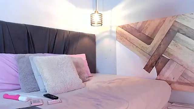 Snapshot of EmmilyBrant chatting on February 24, 2026, 12:39 pm EmmilyBrant online show from February 24, 2026, 12:39 pm