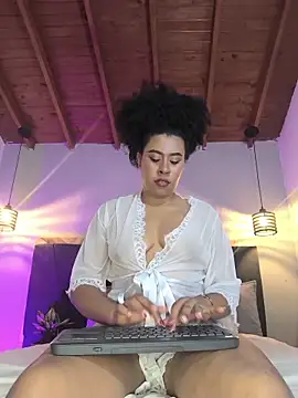 Snapshot of EmmilyBrant chatting on October 19, 2025, 10:56 pm EmmilyBrant online show from October 19, 2025, 10:56 pm