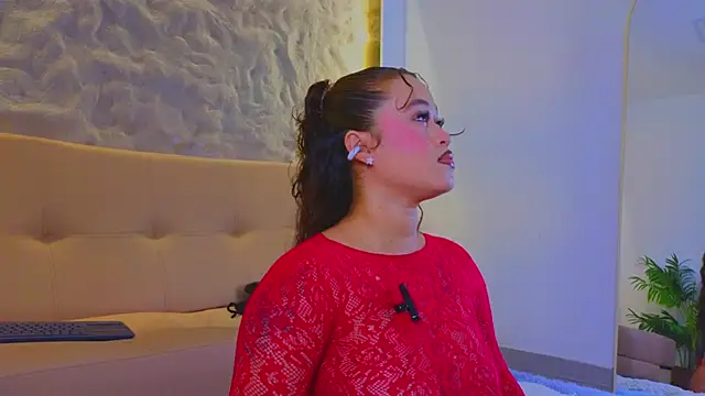 Snapshot of Isa__Blanc chatting on October 19, 2025, 2:14 am Isa  Blanc online show from October 19, 2025, 2:14 am