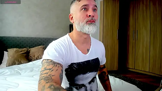 Snapshot of BlowMyXXL chatting on February 17, 2025, 7:04 am BlowMyXXL online show from February 17, 2025, 7:04 am