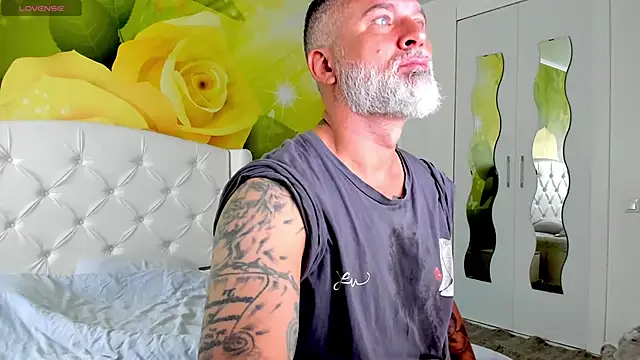 Snapshot of BlowMyXXL chatting on November 6, 2025, 8:18 am BlowMyXXL online show from November 6, 2025, 8:18 am