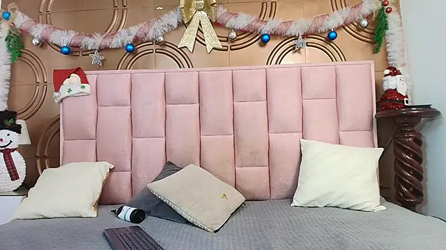 Snapshot of emmily_keller19 chatting on December 19, 2025, 1:35 pm emmily keller19 online show from December 19, 2025, 1:35 pm