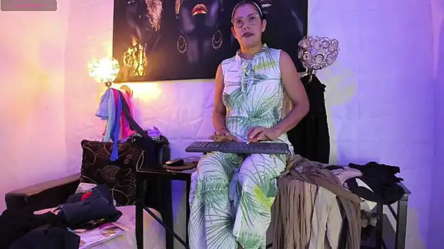 Snapshot of miss_lucero1 chatting on October 29, 2025, 1:37 am miss lucero1 online show from October 29, 2025, 1:37 am