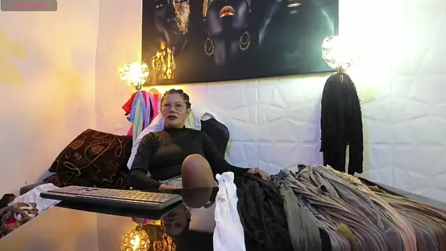 Snapshot of miss_lucero1 chatting on October 21, 2025, 1:38 am miss lucero1 online show from October 21, 2025, 1:38 am