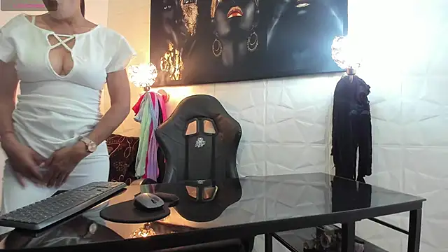 Snapshot of miss_lucero1 chatting on October 23, 2025, 2:32 am miss lucero1 online show from October 23, 2025, 2:32 am