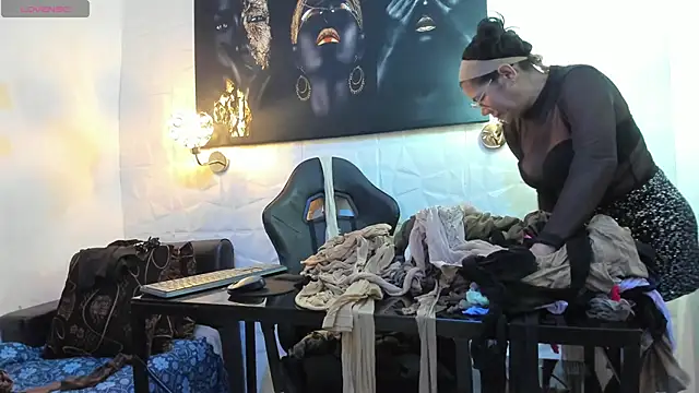 Snapshot of miss_lucero1 chatting on October 11, 2025, 1:06 am miss lucero1 online show from October 11, 2025, 1:06 am