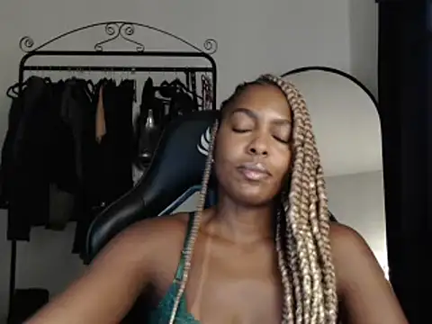 marisilva br online show from March 17, 2025, 7:48 pm