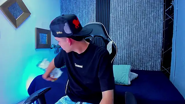 Snapshot of Mike_0233_ chatting on October 28, 2025, 4:13 am Mike 0233  online show from October 28, 2025, 4:13 am