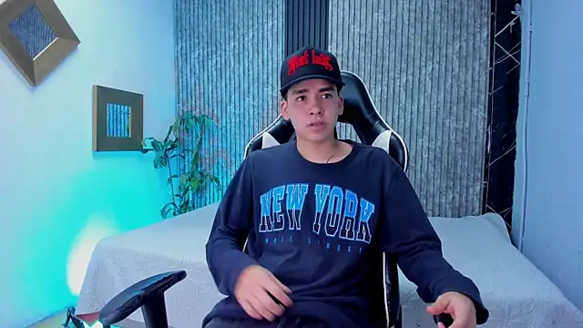 Snapshot of Mike_0233_ chatting on October 30, 2025, 4:44 am Mike 0233  online show from October 30, 2025, 4:44 am