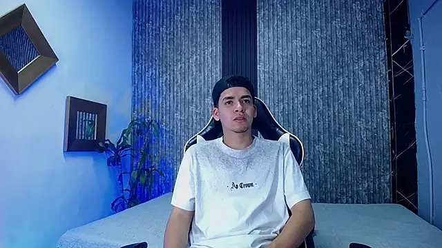 Snapshot of Mike_0233_ chatting on October 16, 2025, 4:43 am Mike 0233  online show from October 16, 2025, 4:43 am