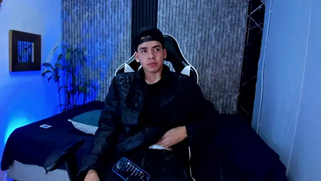 Snapshot of Mike_0233_ chatting on September 28, 2025, 4:30 am Mike 0233  online show from September 28, 2025, 4:30 am