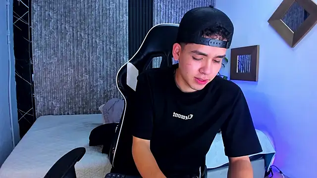 Snapshot of Mike_0233_ chatting on September 17, 2025, 4:36 am Mike 0233  online show from September 17, 2025, 4:36 am