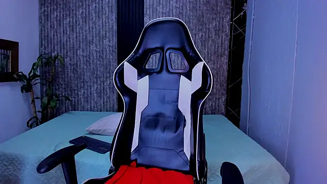 Snapshot of Mike_0233_ chatting on October 10, 2025, 4:02 am Mike 0233  online show from October 10, 2025, 4:02 am