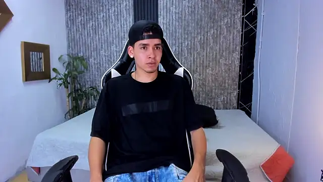 Snapshot of Mike_0233_ chatting on September 24, 2025, 2:51 am Mike 0233  online show from September 24, 2025, 2:51 am