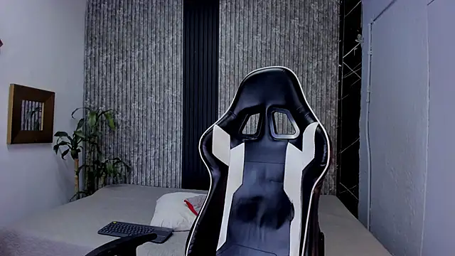 Snapshot of Mike_0233_ chatting on October 3, 2025, 5:42 am Mike 0233  online show from October 3, 2025, 5:42 am