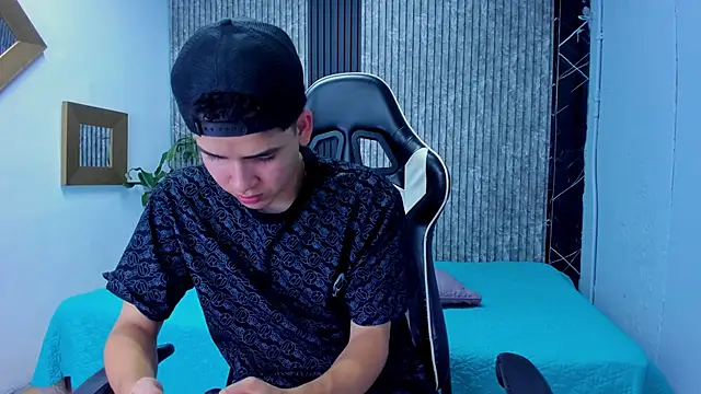 Snapshot of Mike_0233_ chatting on October 31, 2025, 4:20 am Mike 0233  online show from October 31, 2025, 4:20 am