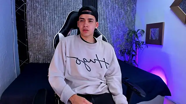 Snapshot of Mike_0233_ chatting on September 18, 2025, 4:37 am Mike 0233  online show from September 18, 2025, 4:37 am