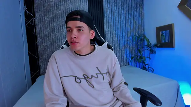 Snapshot of Mike_0233_ chatting on October 8, 2025, 4:47 am Mike 0233  online show from October 8, 2025, 4:47 am