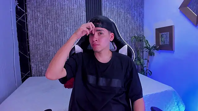 Snapshot of Mike_0233_ chatting on October 15, 2025, 4:22 am Mike 0233  online show from October 15, 2025, 4:22 am