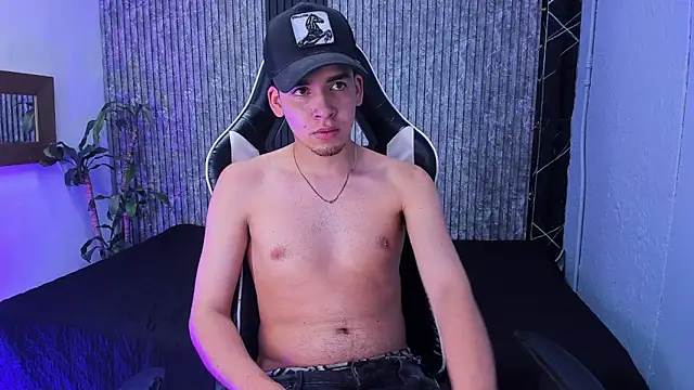 Snapshot of Mike_0233_ chatting on October 22, 2025, 4:23 am Mike 0233  online show from October 22, 2025, 4:23 am