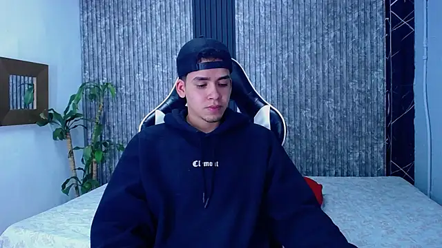 Snapshot of Mike_0233_ chatting on October 18, 2025, 4:14 am Mike 0233  online show from October 18, 2025, 4:14 am