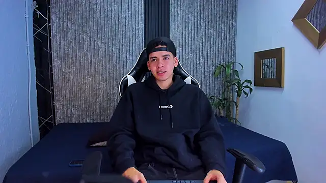 Snapshot of Mike_0233_ chatting on October 4, 2025, 4:25 am Mike 0233  online show from October 4, 2025, 4:25 am