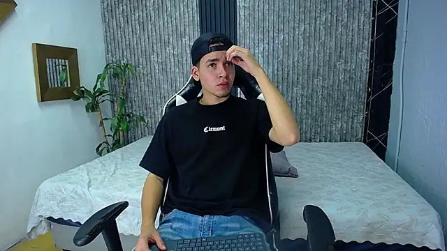 Snapshot of Mike_0233_ chatting on October 19, 2025, 4:37 am Mike 0233  online show from October 19, 2025, 4:37 am