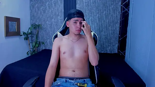 Snapshot of Mike_0233_ chatting on October 23, 2025, 4:11 am Mike 0233  online show from October 23, 2025, 4:11 am